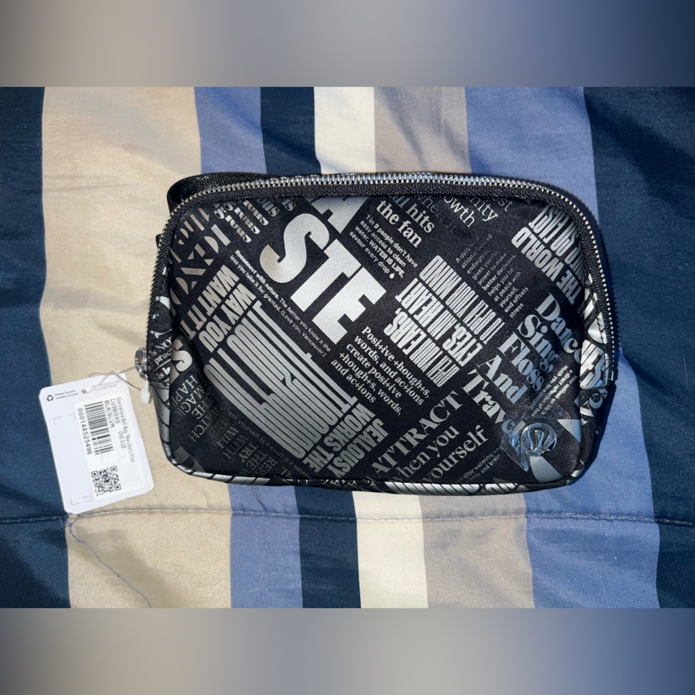 🍋 NWT Lululemon Unisex Everywhere Belt Bag *Manifesto Print - 1L